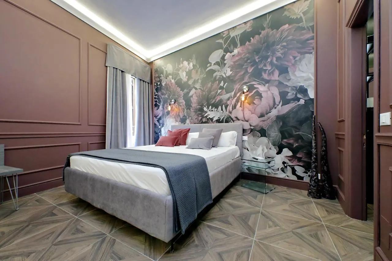 Ych-Butterfly Flat Close Trevi Fountain Rome